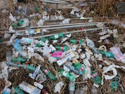 ...troviamo bottigliette, sacchetti di plastica...